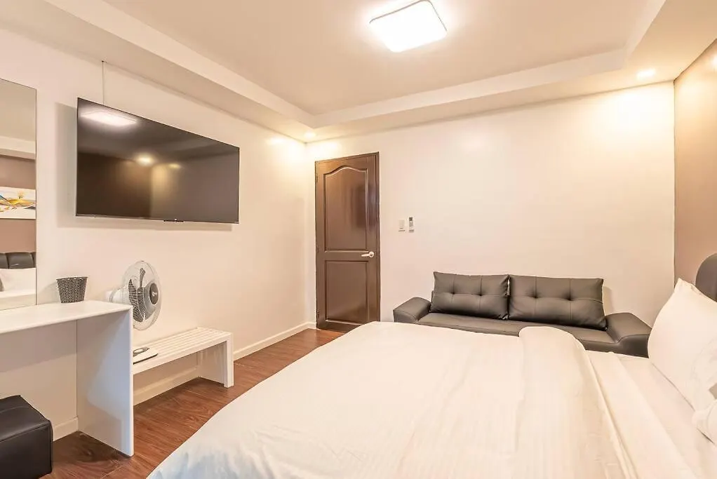 Vincent Resort Room 204 With Netflix Pool Housekeeping! Angeles 0*,  Philippinen